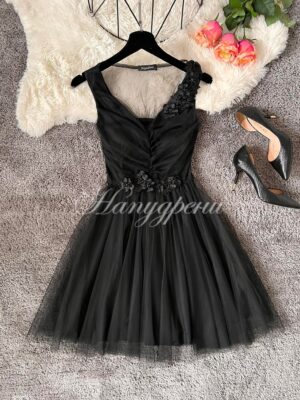 Елегантна рокля с нежни цветя в черен цвят – код 2415