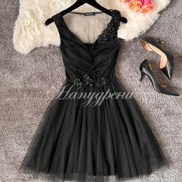 Елегантна рокля с нежни цветя в черен цвят – код 2415