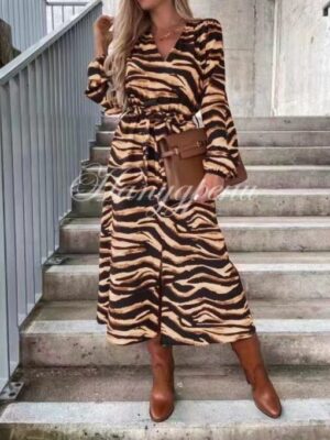 Ефектна рокля с животински принт и цепка в бежово – код 3575