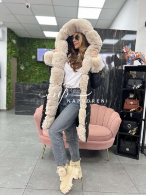 Дълга парка с колан с бежов пух в черен цвят - код 8334