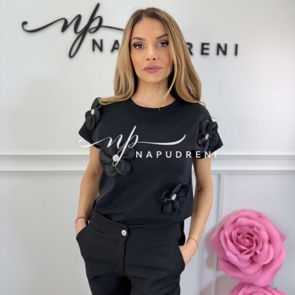 Стилна тениска с 3Д черни цветя в черен цвят - код 8750