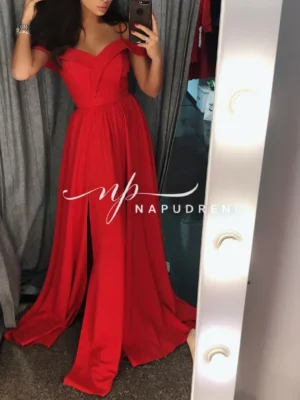 Дълга рокля с цепка в червен цвят - код 701
