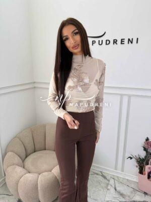 Стилна блуза с тюл и цветя в бежов цвят - код Bi10089