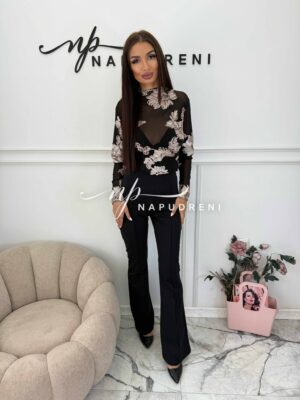 Стилна блуза с тюл и цветя в черен цвят - код Bi10090