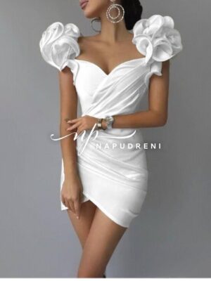 Елегантна рокля в бял цвят и рози на ръкавите - код BL9804